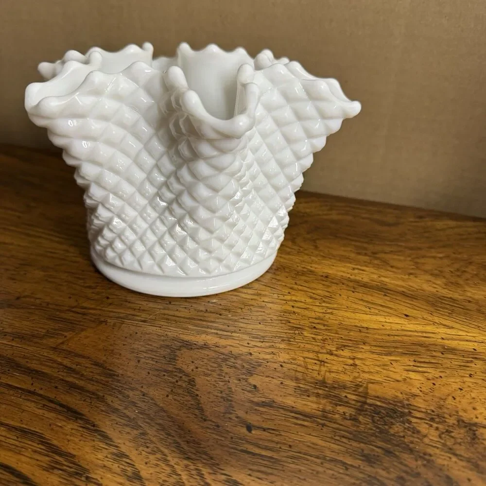 Westmoreland Milk Glass 1910-1919 English‎ Hobnail Diamond Pinched Vase Vintage